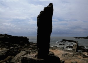 Menhire der Bretagne, Menhire an Küsten, Pierre Longue B